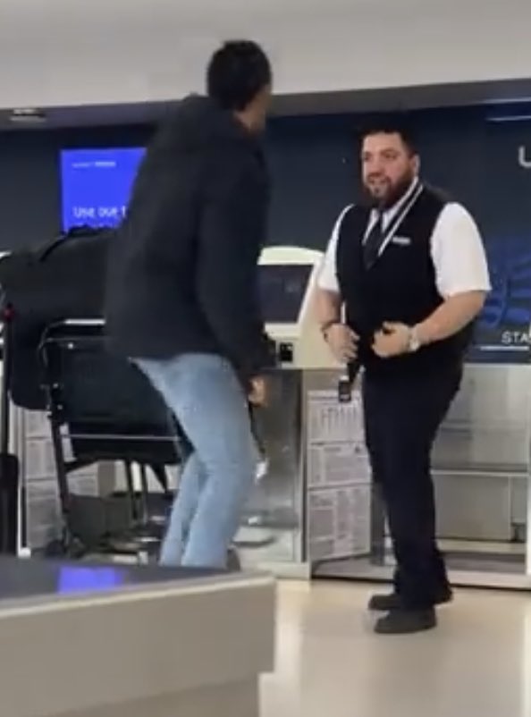 walegates's tweet image. 1. Make sure your hands are are up, protect yourself at all times #boxingrules 

2. If your hands are going to be down make sure you have good head movement
#hedidnt 
3. If you don&apos;t have 1 &amp;amp; 2, make sure you have a solid chin to take a punch without toppling 🤦🏾‍♂️🙄