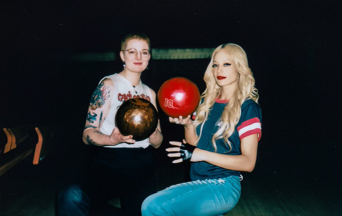 BUNDLEOFRUNDLE's tweet photo. 3.30.22 // Cleveland, OH // Mahall’s - a neon lit venue with an adjoining bowling alley, vintage clothing shop, apartment sized green room and some of the best buffalo wings I’ve ever had in my life. I could’ve lived there 🏡🌞 https://t.co/DMTb5PMV9G
