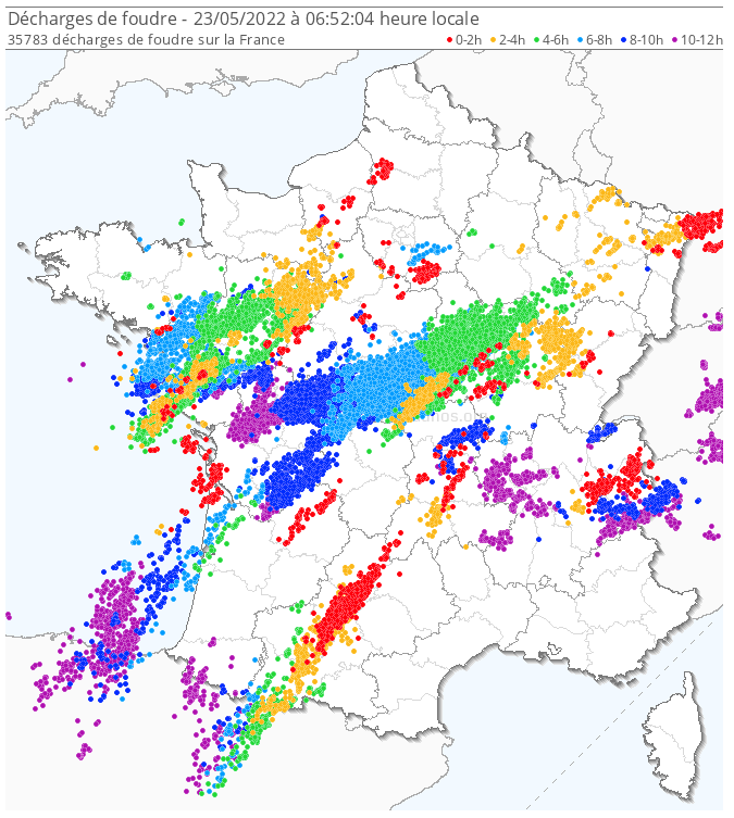Près de 36000 décharges de foudre depuis le début de la dégradation en fin de journée d'hier dimanche. On distingue l'empreinte des supercellules, dont la plus massive née en #DeuxSèvres qui a persisté jusqu'en #Bourgogne. #orages 