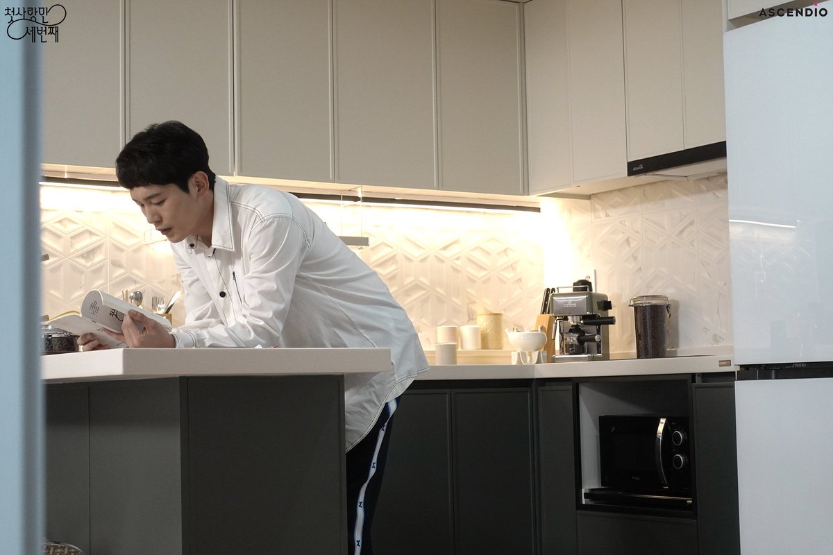 Aplay_as's tweet photo. 연석 작가님은 언제나 어깨가 무거우시네요 

항상 언제나 '멋짐'을 가지고 있으니까요😆
⠀
#첫사랑만세번째 #첫세 #first_love_again 
#연석 #진건 
#에이플레이 #아센디오 https://t.co/Th2BJgcmvg