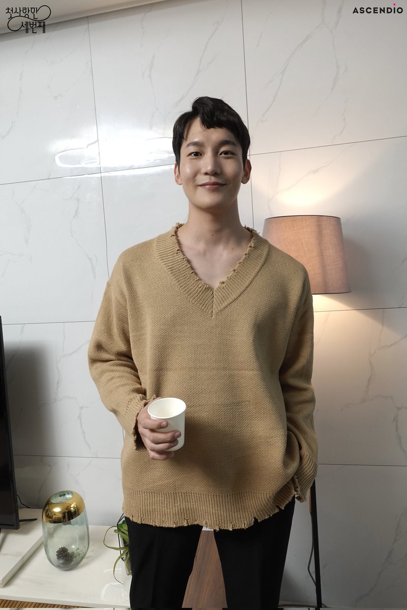 Aplay_as's tweet photo. 연석 작가님은 언제나 어깨가 무거우시네요 

항상 언제나 '멋짐'을 가지고 있으니까요😆
⠀
#첫사랑만세번째 #첫세 #first_love_again 
#연석 #진건 
#에이플레이 #아센디오 https://t.co/Th2BJgcmvg