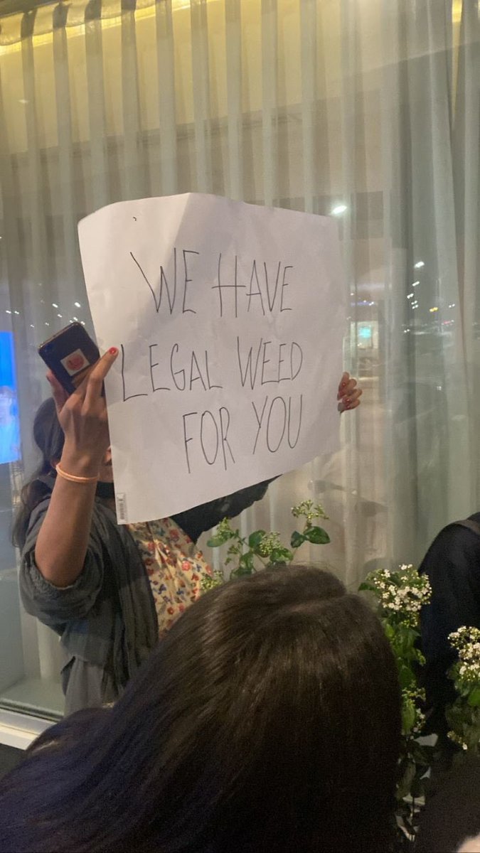 LTWorldUpdates's tweet photo. 📸| La reacción de Louis a un cartel de fans que le esperaban en el aeropuerto de Montevideo, Uruguay #LTWTUruguay 

“Tenemos 🌿 legal para ti”  https://t.co/SVKO9lNJc8