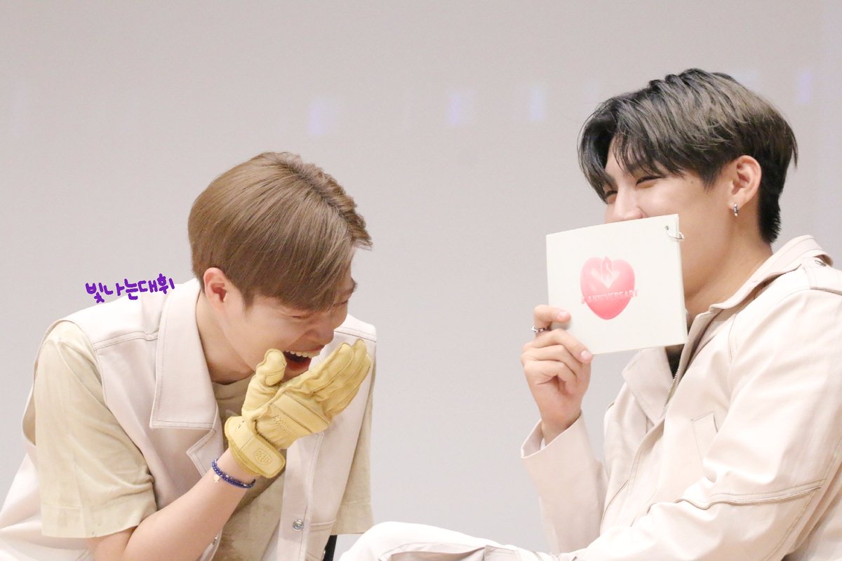 ryn6ix_'s tweet photo. Same energy 🐦🦦
#candlez #박우진 #이대휘 https://t.co/oMNzZUSC2H