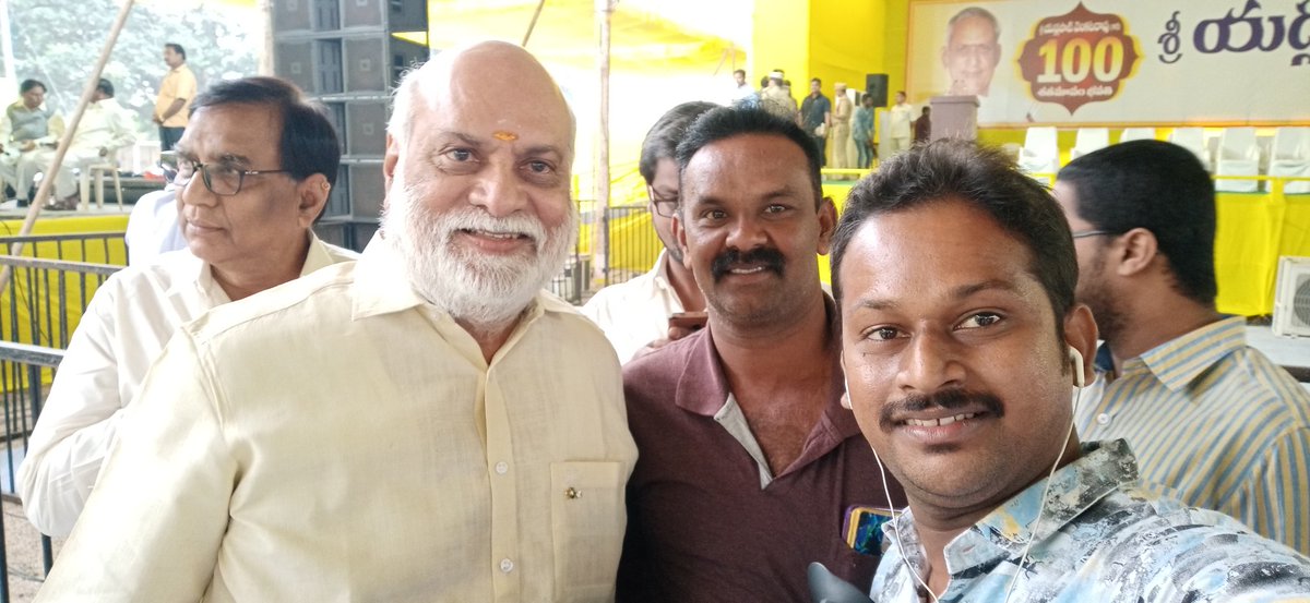 Deepala_Sainadh's tweet photo. #HBDKRaghavendraRao #HappyBirthdayKRaghavendraRao

సినీ దర్శకుడు కె.రాఘవేంద్ర రావు గారికి జన్మదిన శుభాకాంక్షలు.. https://t.co/kxCHfdugLM