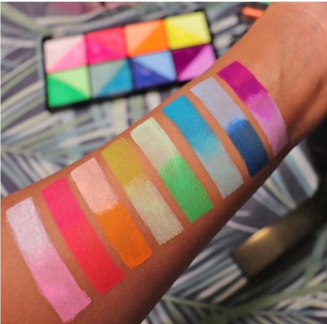 AttitudeCo's tweet photo. Beautiful swatches showing all the shades in the new UV Reactive Split Cake Water Graphic Liner Palette 🌈
https://t.co/hUBMrcruBt
#makeup #makeupswatch #wateractivatedliners https://t.co/J521cFjNf6