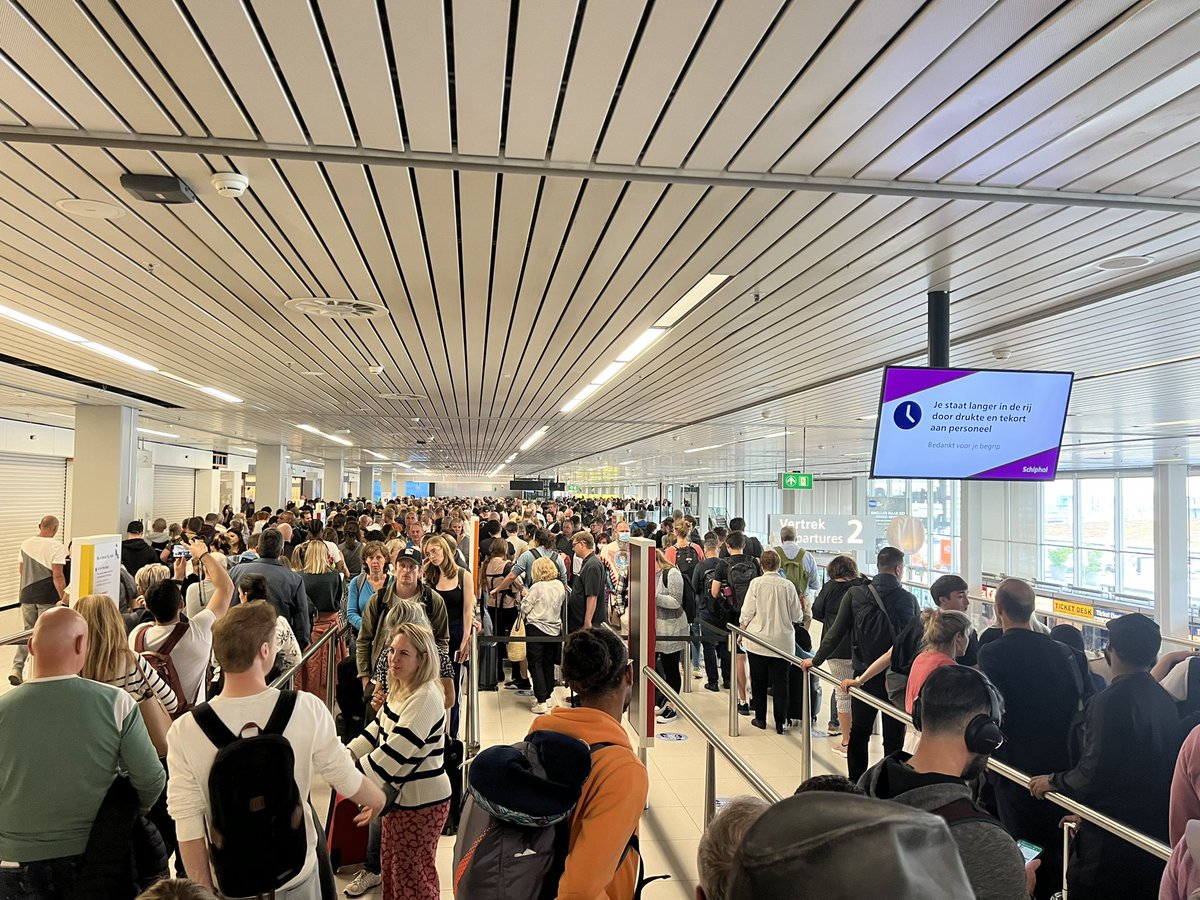 willemjancramer's tweet photo. Wat een drama. Beschamend! Wij waren ruim voor adviestiid aanwezig, maar hebben er ruim 4 (!) uur over gedaan. En de zomer moet nog beginnen! #schiphol https://t.co/Z3EGfH73BW