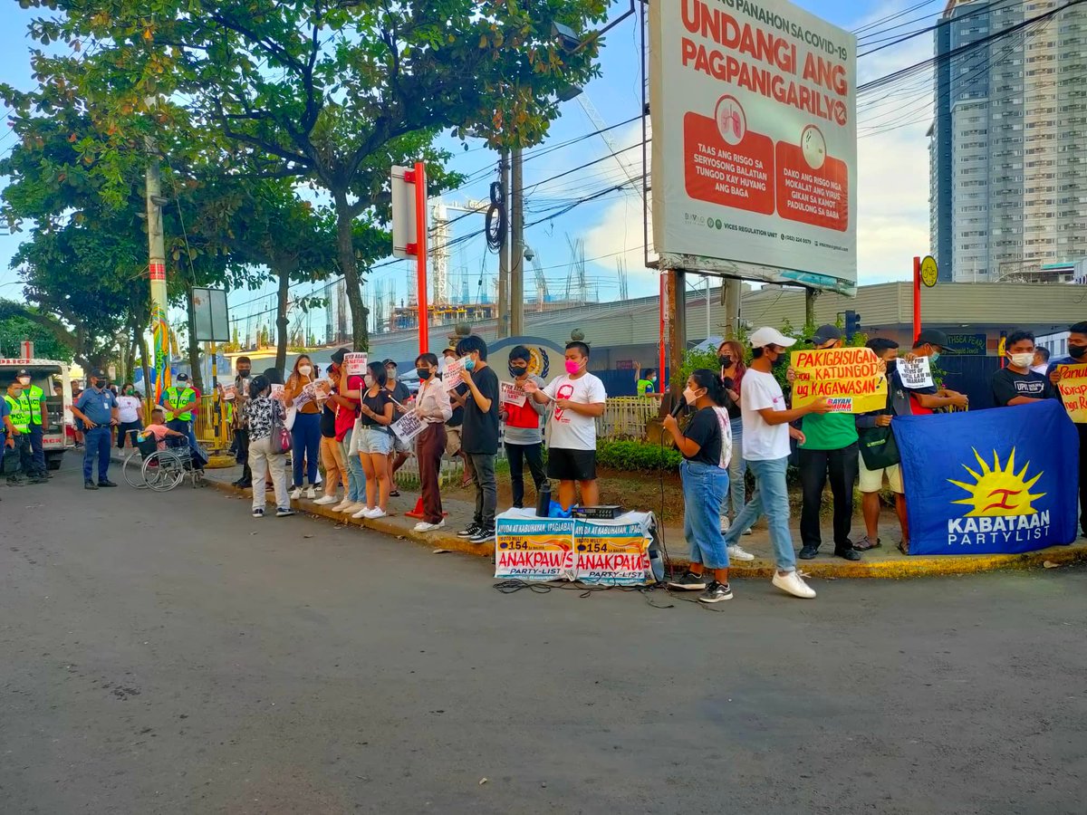 DavaoToday's tweet photo. They called for justice to over 800,000 victims of civil and political rights violations during the two-year martial law declared by President Rodrigo Duterte across Mindanao last May 23, 2017. 📸: Jobern Pormento https://t.co/CJin1q5E02