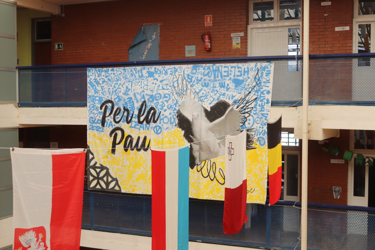 Llor_Fundacio's tweet photo. Aquesta és la pancarta que va pintar l'alumnat del grup @lloreuroscola21 al Palau de la Generalitat el dia d'#Europa. Ha estat penjada al balcó de la #Generalitat fins la setmana passada i ara llueix al nostre pati interior de l'escola🕊️Què us sembla?@Europarl_CAT #Llor https://t.co/LpVaJzxW3t