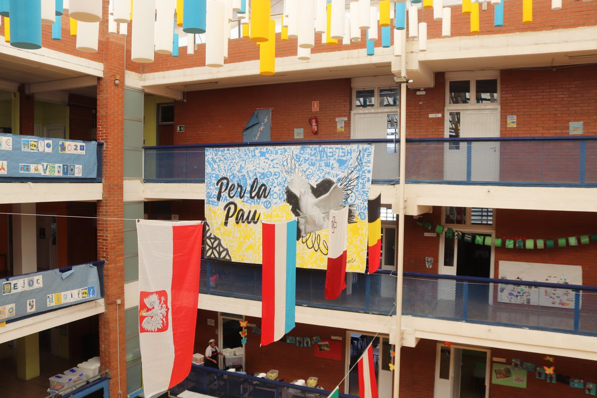 Llor_Fundacio's tweet photo. Aquesta és la pancarta que va pintar l'alumnat del grup @lloreuroscola21 al Palau de la Generalitat el dia d'#Europa. Ha estat penjada al balcó de la #Generalitat fins la setmana passada i ara llueix al nostre pati interior de l'escola🕊️Què us sembla?@Europarl_CAT #Llor https://t.co/LpVaJzxW3t