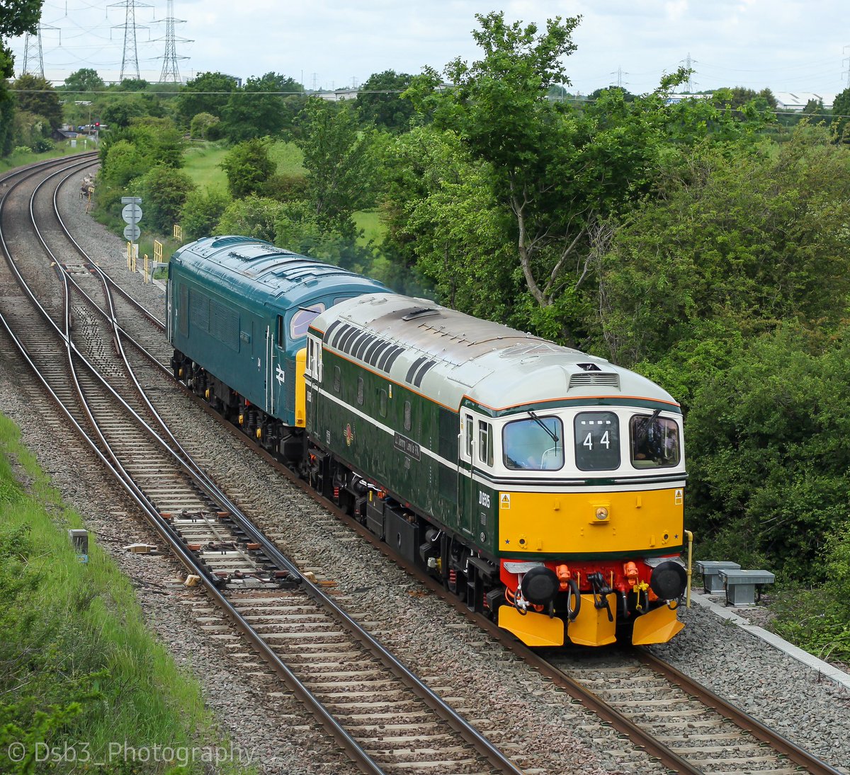 33012 and 44004 head through Caste Donnington working 0Z44 SVR - Butterly 

23/5/22 #class33 #class44