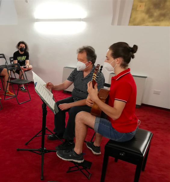 EmanueleSegre's tweet photo. Two days masterclass at Scuola Internazionale Musicale di Milano, with talented young guitarists https://t.co/acJVnTsN30