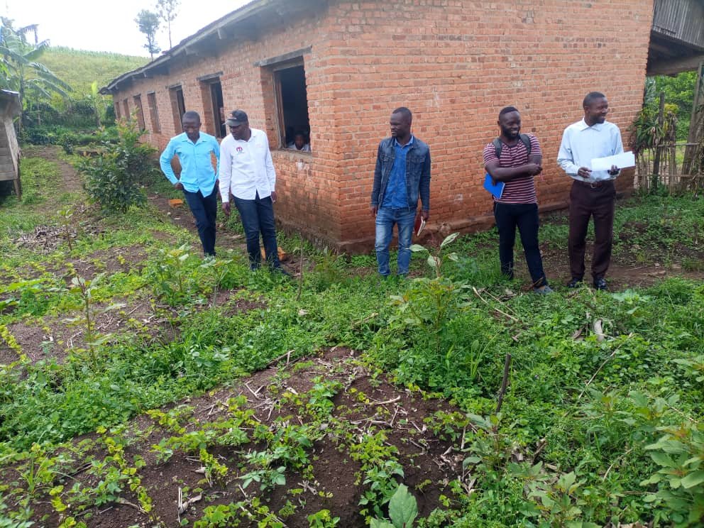 ByakeC's tweet photo. STEP on missions to assess the activities of STEP school clubs and identify opportunities for the establishment of new STEP agricultural clubs in Kabare https://t.co/3m68i9luw8