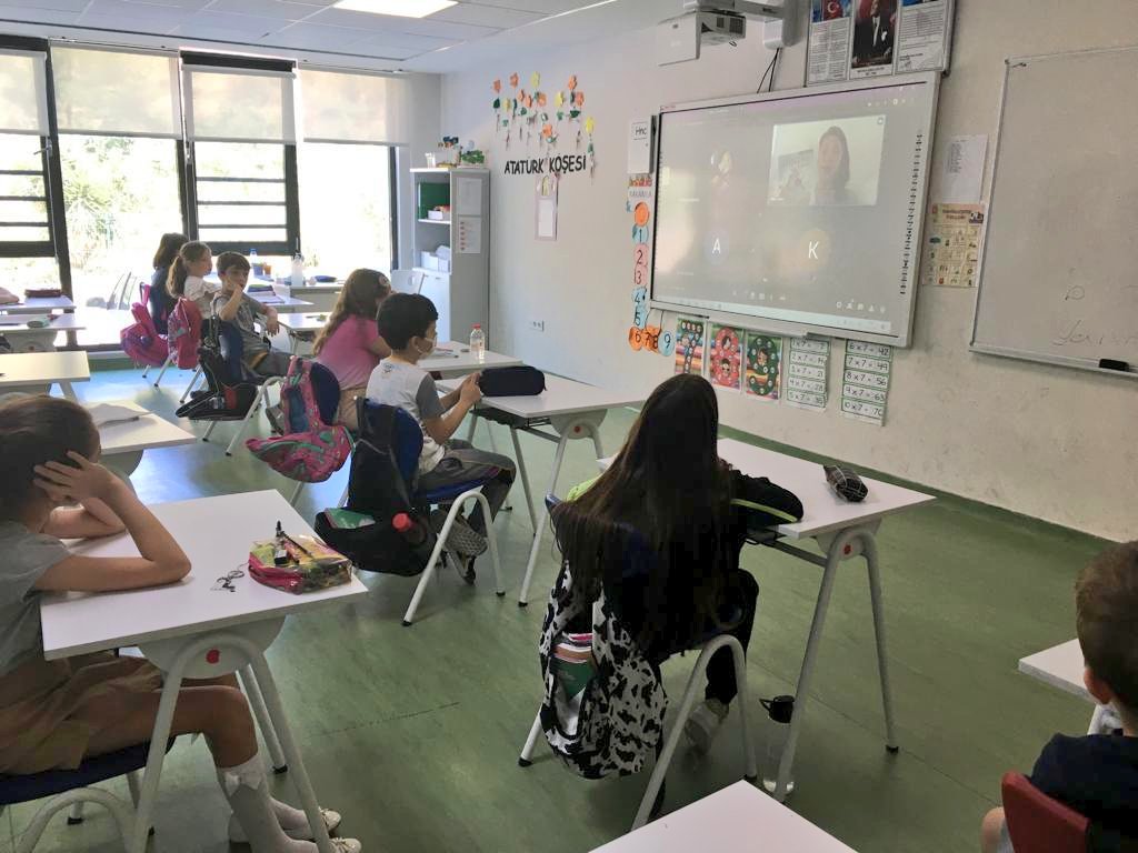 "Büyük Yarış" kitabının yazarı Dilek Sever online söyleşimize katılım sağlayarak, 3. sınıf öğrencilerimizle keyifli bir sohbet gerçekleştirdi. Kendisine değerli katılımları için teşekkür ederiz.💜📚📖 #UğurluOlmak
#KitapBenim