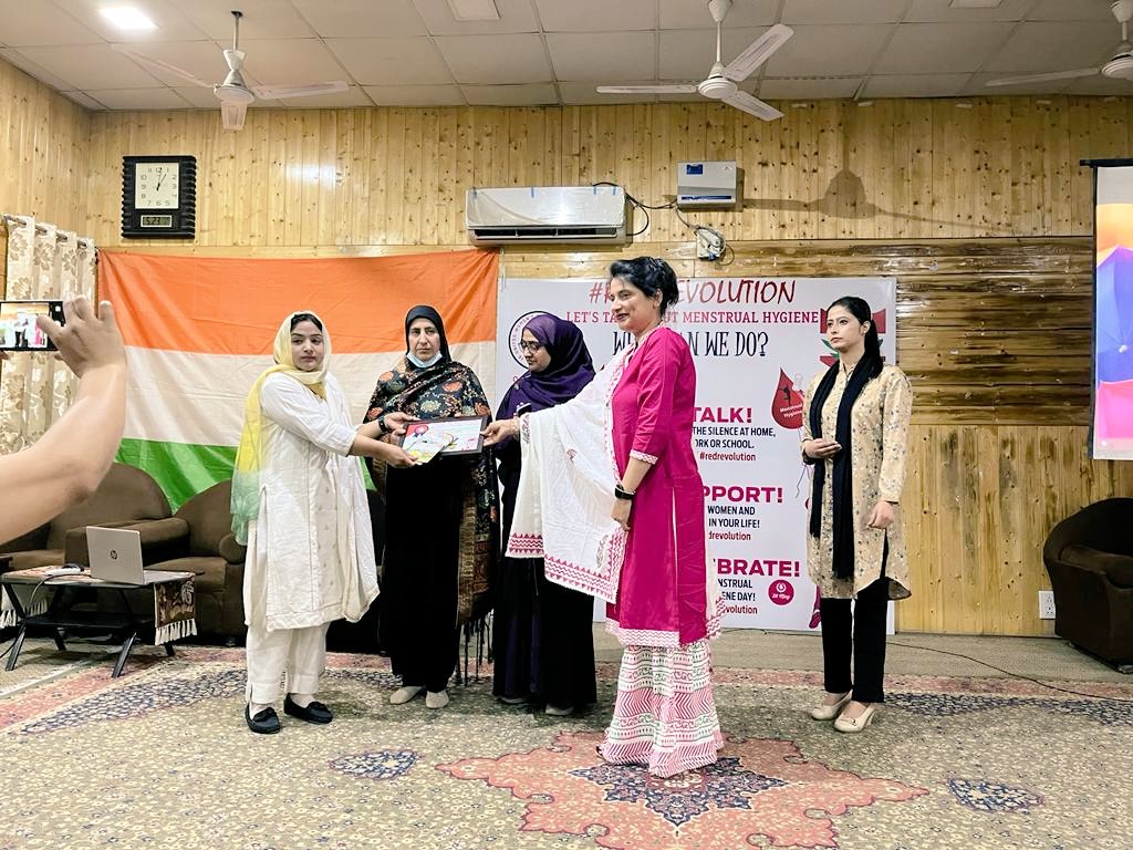 jkuwwf's tweet photo. #RedRevolution 
#jkuwwf
Awareness programme at kothi bagh higher secondary school srinagar
#menstrualhygienematters
#letstalkaboutmenstrualhygiene https://t.co/x7GR12jjMy