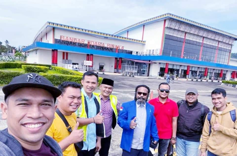 ar_alexramandey's tweet photo. 03-#Latepost-Kamis/ 12 Mei 2022, Brsma Ketum @dpp_gamki, Abngda Willem Wandik, S.Sos yg jg Agt Kom V @DPR_RI @FPD_DPR Dap Papua, Ketum @ppgmki, Bung @JefriGultom8 &amp; Sekum @dpp_gamki, Bung @sahatmpsinurat, saat tba di Gn. Sitoli, Sumut mnghdri Res Nkah Wasekum @dpp_gamki @YanserZ. https://t.co/HS5ezSBKRo