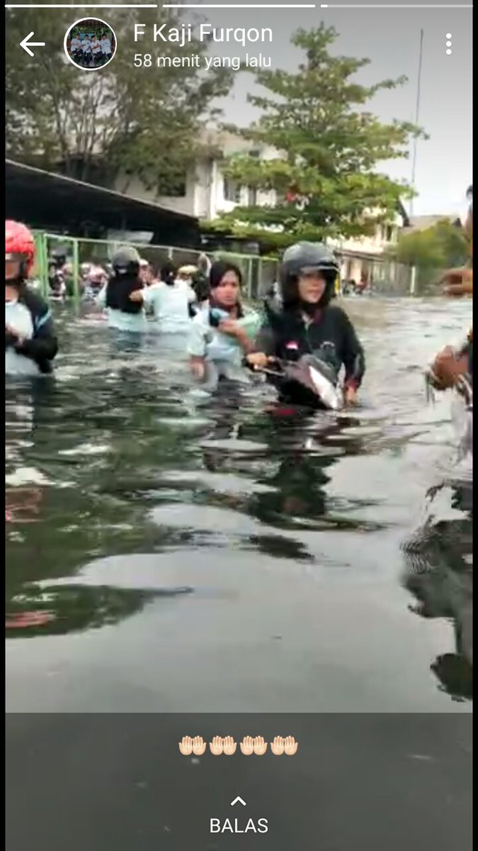 surayaarfa89's tweet photo. Dikasih info massse... @ganjarpranowo kawasan lamicitra pelabuhan tj. Mas banjir rob sampe se dada.. https://t.co/IfXPHrLCXC