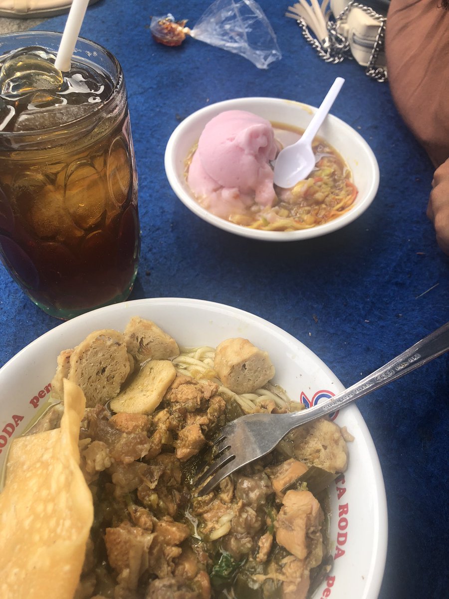 thehikam's tweet photo. Menikmati Jogja yang terik dengan Mie Ayam Cak Iwan dan Rujak eskrim @InfoMieAyamYK https://t.co/RGk0u2FcAm