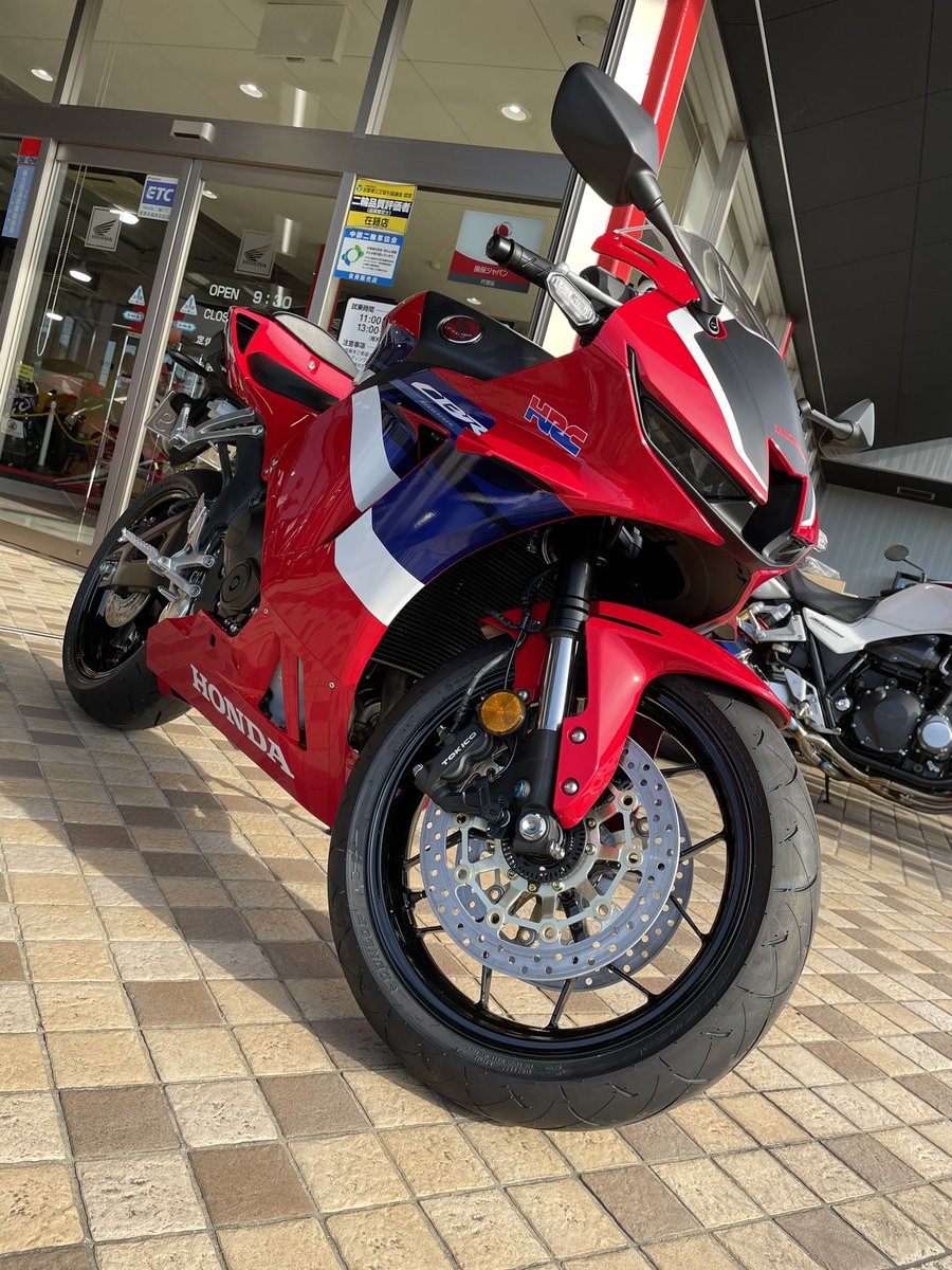 1500HR's tweet photo. CBR600RR(2022)納車されました＼＼\└('ω')┘//／／
夫婦で1台だし、子どももいるからなかなか乗れないけど…それでもセンターアップが欲しかったんや╰(‘ω’ )╯三
もしエンカウントしたらコラボ写真撮影お願いします！ (’ω’ ⊃)⊃三二一 https://t.co/5ldTkh6tH1