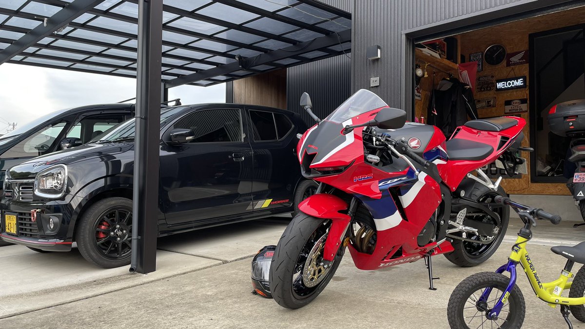 1500HR's tweet photo. CBR600RR(2022)納車されました＼＼\└('ω')┘//／／
夫婦で1台だし、子どももいるからなかなか乗れないけど…それでもセンターアップが欲しかったんや╰(‘ω’ )╯三
もしエンカウントしたらコラボ写真撮影お願いします！ (’ω’ ⊃)⊃三二一 https://t.co/5ldTkh6tH1