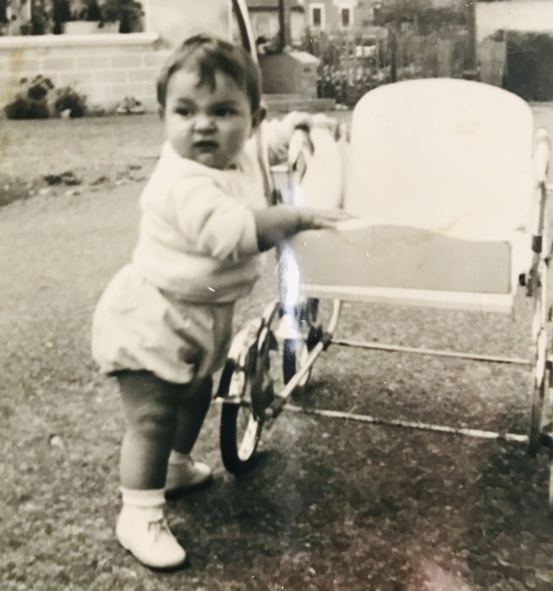 VazquezBride's tweet photo. Je grandis, loin de mon père, un peu grincheux qu'il ne voit ma première voiture. https://t.co/pIpiITdkfG