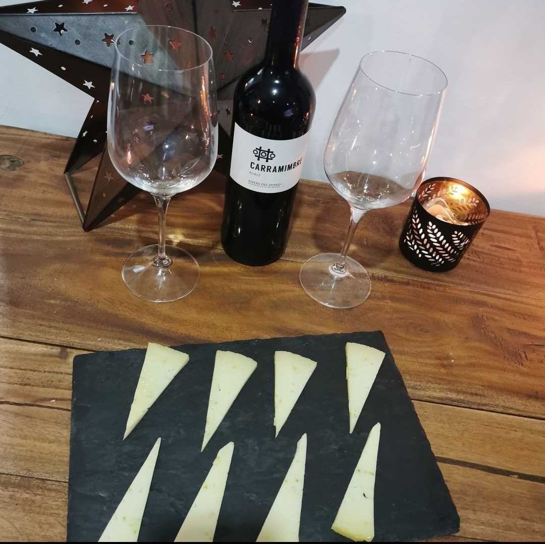 Un viernes se debe acabar así, con una velada muy apetecible, gran compañía y el mejor vino reinando la mesa #CarramimbreRoble🍷 🍷
Foto by @la_cuisine_de_calou