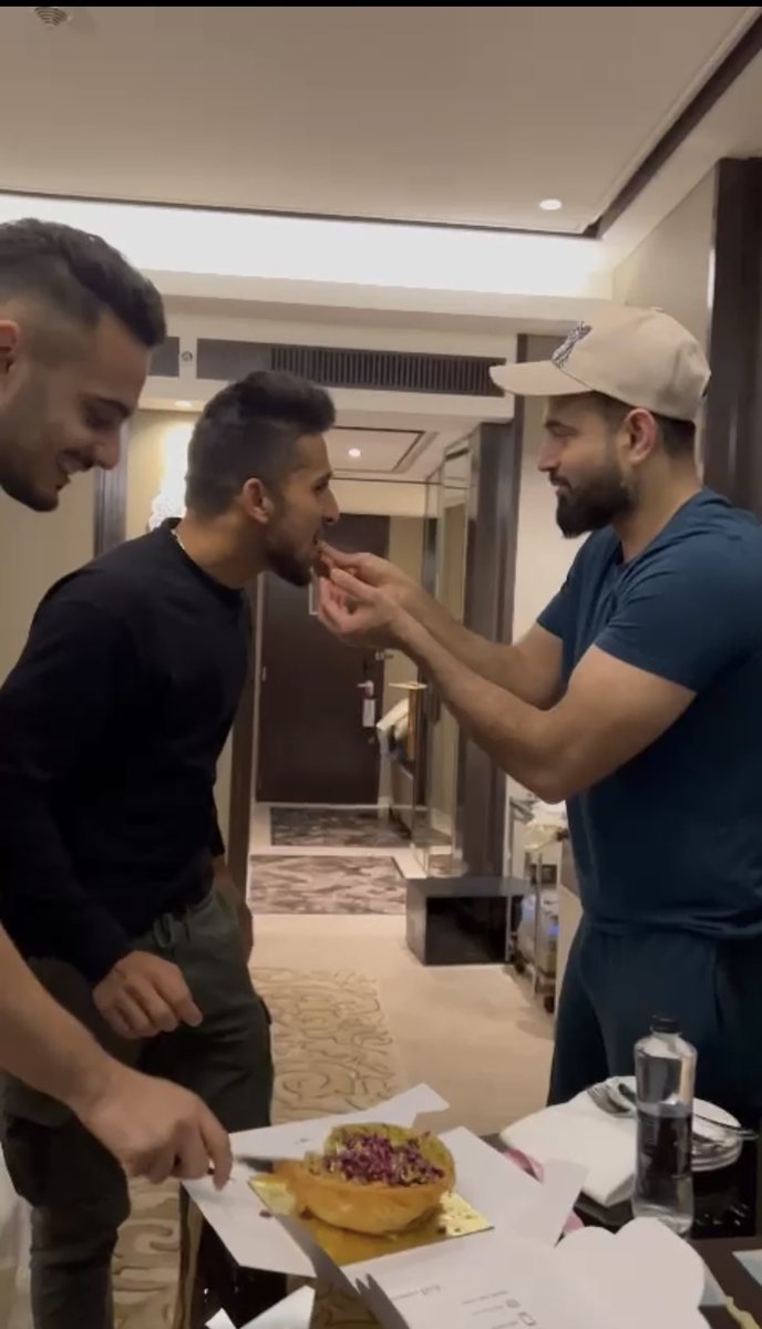IrfanPathan's tweet photo. A tiny Celebration … #debut 🇮🇳 #UmranMalik https://t.co/OzSBRoaRVZ