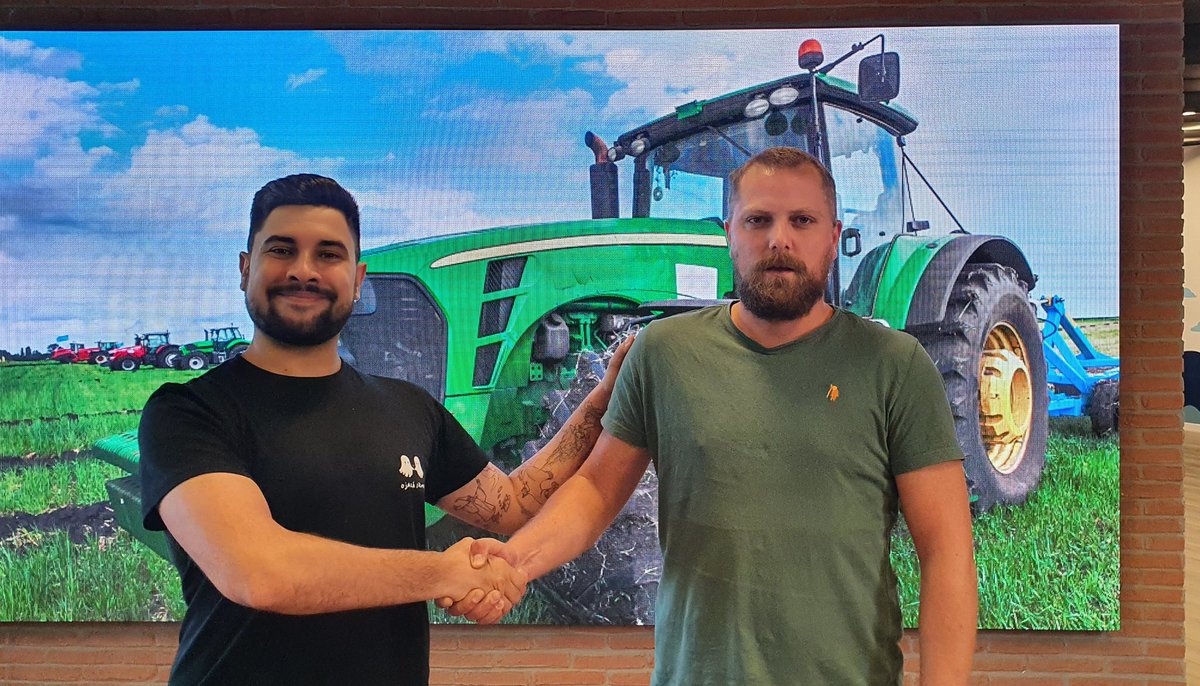 Y con este apretón de manos se oficializa #ElTractorDeJamesonParaTom, con la compra de un Massi Ferguson 6465 elegido por <a href="/Tomy_Rohde/">Tom</a>. Pronto os contaremos cuándo llega a La Carlota, su pueblo.

🚜🚜🚜🚜🚜🚜🚜🚜🚜🚜🚜🚜