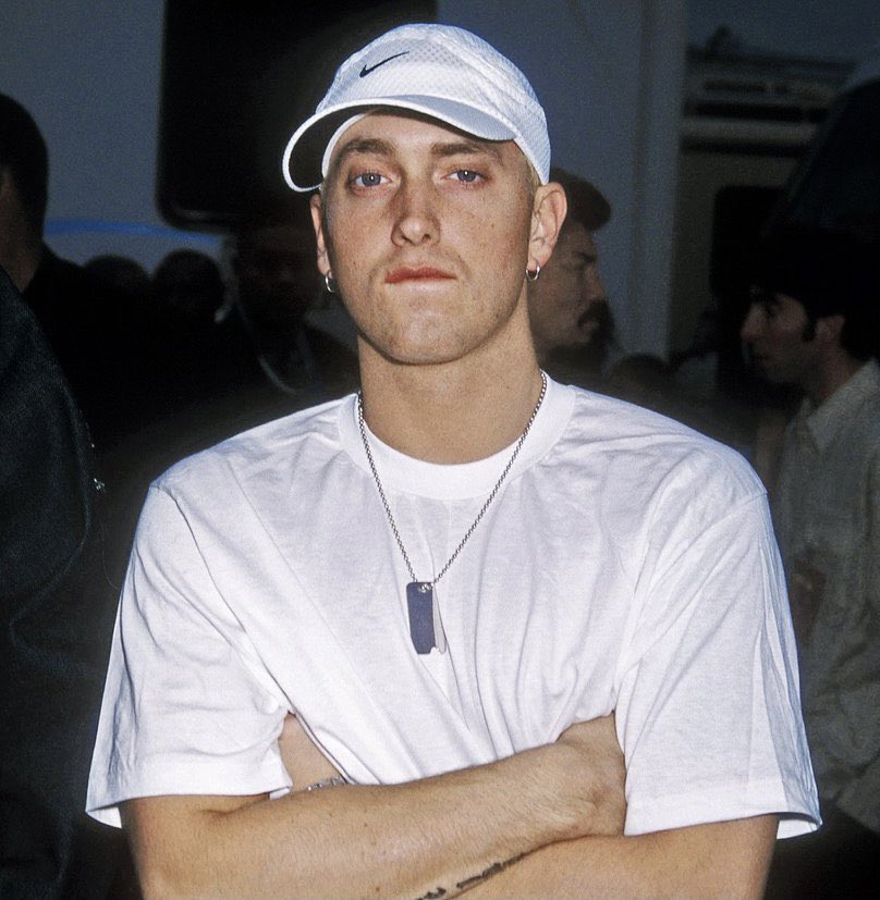 Kulturlesite_'s tweet image. L’album « The Marshall Mathers LP » d’Eminem, fête ses 22 ans aujourd’hui !

Écoulé à 1,7 Million de copies en première semaine, il s’agit du plus gros démarrage de l’histoire du rap. 🏆