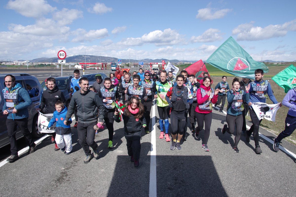 Iruñeko <a href="/AlegriadeIruna/">Alegría de Iruña</a> Peñak #Korrika egin zuen lekukoa eskuan.
#EskerrikAsko
#HitzEkin