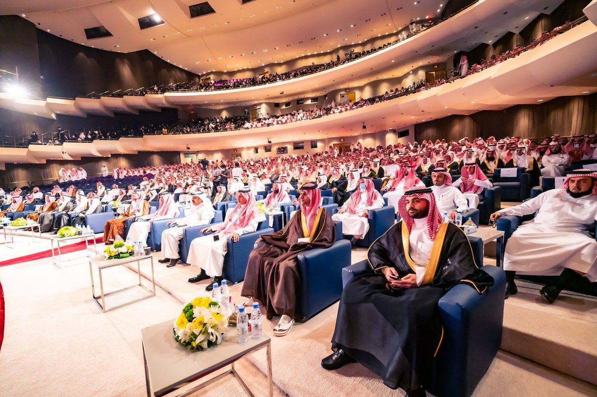med_437's tweet photo. الحمدلله على التمام ..🎓
الحفل الختامي وأداء القسم لدفعة ٤٣٧ https://t.co/QOtJKnk8Ck