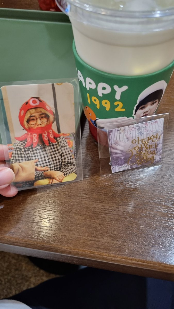 .  음악의신
＿人人人＿
＞  충격  ＜
￣Y^Y^Y￣
  진짜계심

#나는_올해로_서른하나가된_예은인데 
#난너의_역적놈_나와_생일카페로_가자 
#너의_생일파티_내선물은_예은컵홀더 
#해피묩데이 
#포레스트나우