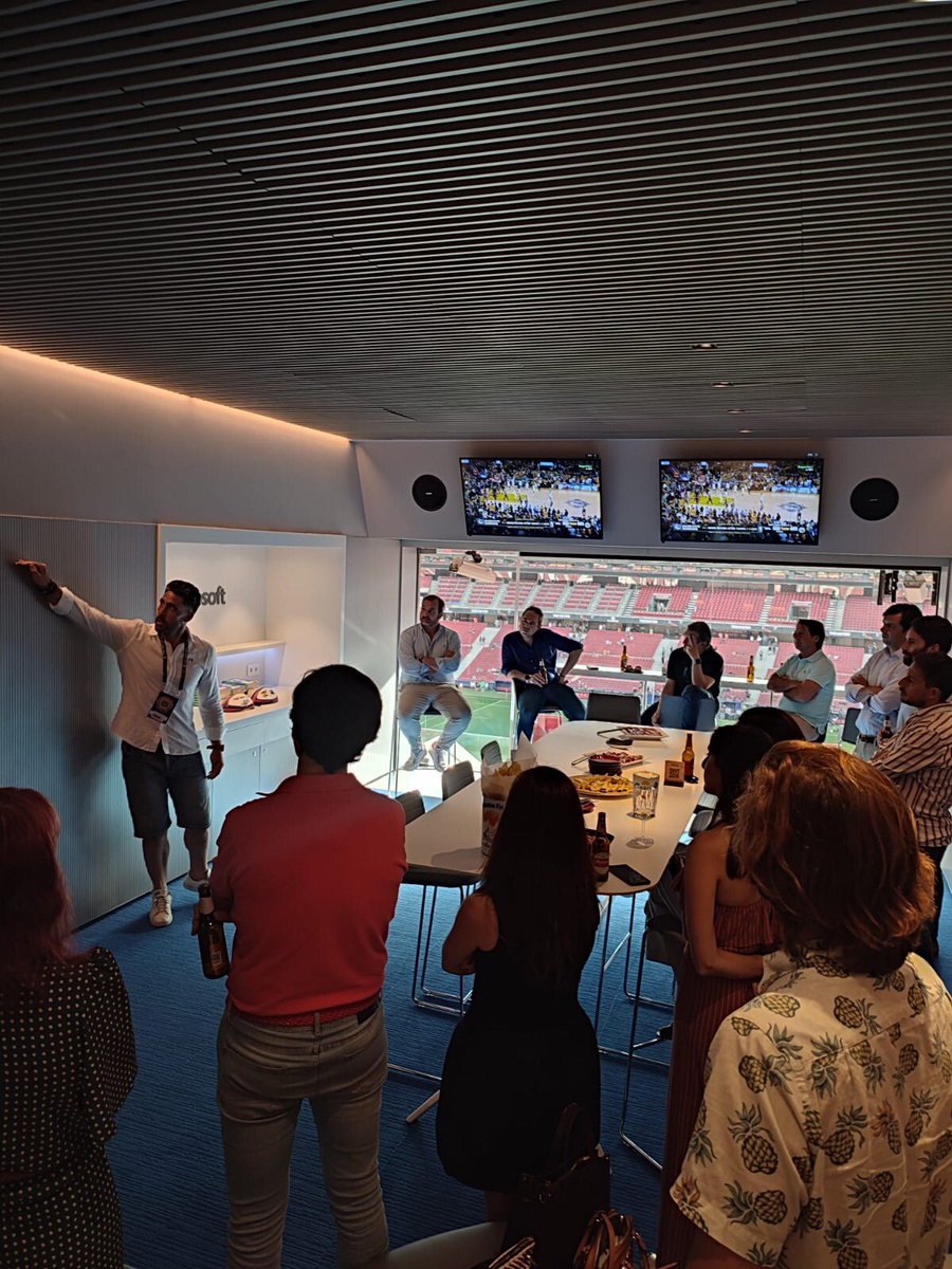 allandgo8's tweet image. Seguimos con resaca emocional de lo vivido el sábado en el Wanda Metropolitano 🏟

🙏 Gracias @house_kiwi por hacernos partícipes. 
La pregunta ahora es: ¿cómo se supera? 🤔

#allandgo #kiwihouse #españavsallblacks #emoción