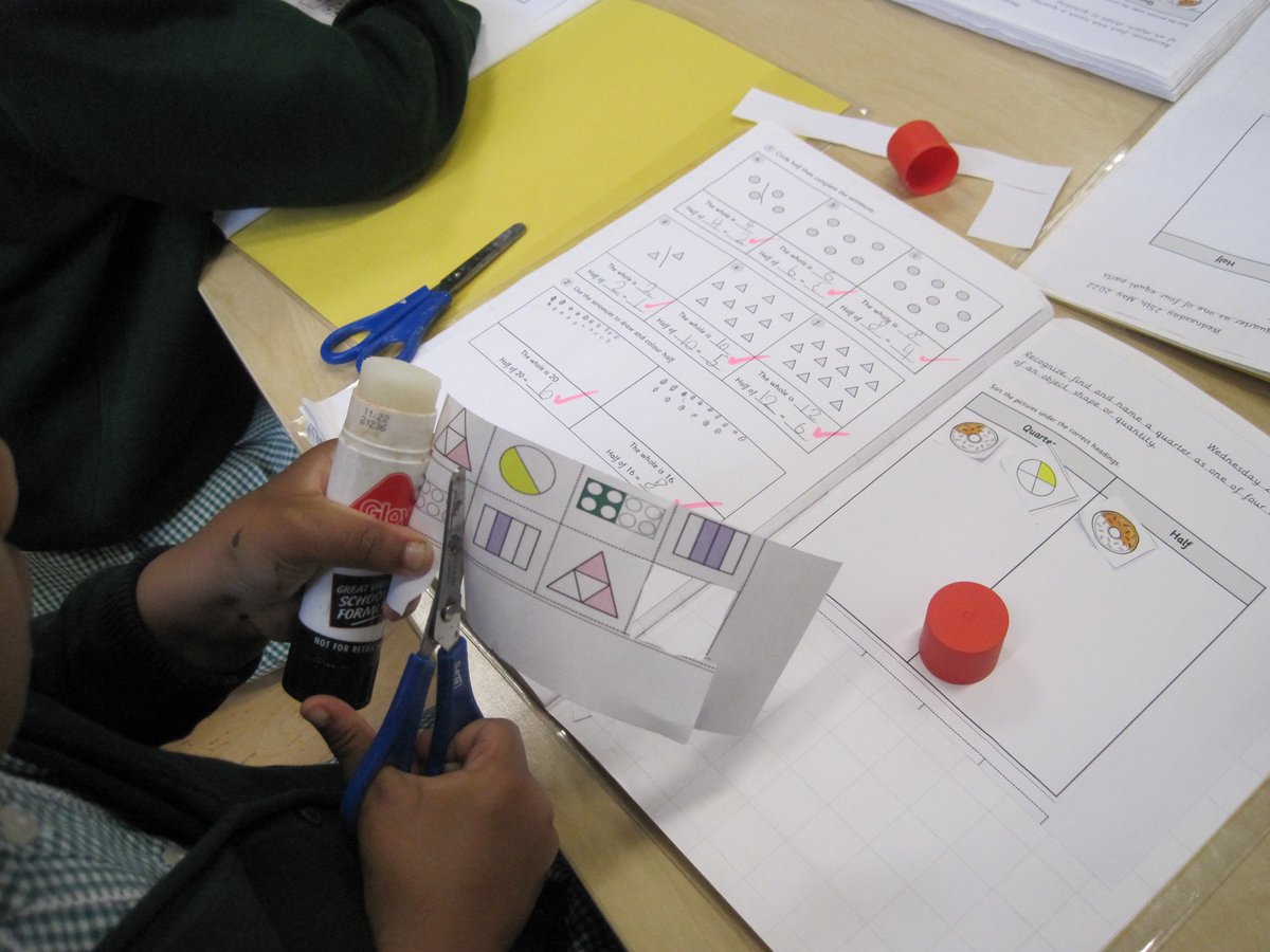 Discovery_Y1's tweet photo. @Discovery_Y1 have been investigating what quarters look like! We have been sorting our shapes to see if they have been split into halves or quarters and explaining how we know! #maths #learning #mastery https://t.co/EhnSjXukwU