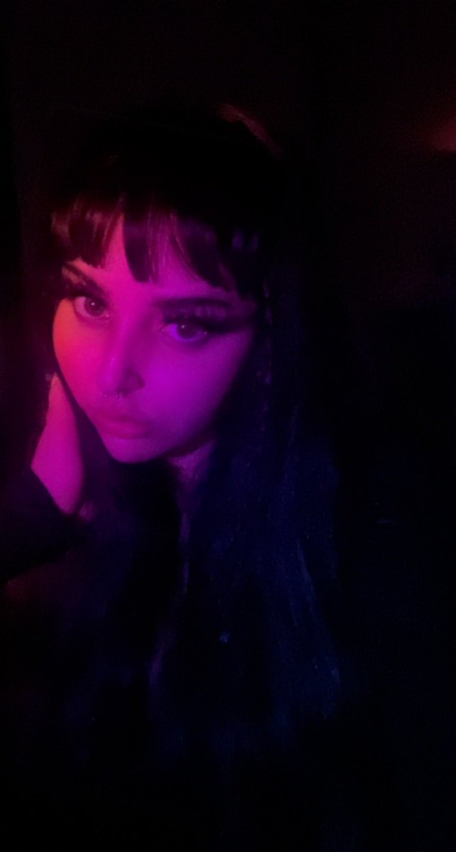 mothgiirl's tweet photo. i got these clip in bangs and they make me feel sooooo fricking cute 🦇🖤 https://t.co/bYeiuYc9c7