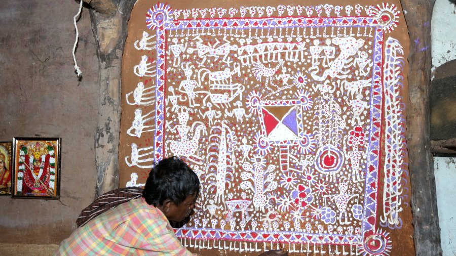 TribalAffairsIn's tweet photo. Savara Tribal art from Andhra Pradesh 
Savara’s association with nature and wildlife is vividly depicted through drawings on mud walls by using vermillion, rice powder &amp; charcoal. The lifestyle, modes of agriculture, festivals, and life in the forest are the prime themes. https://t.co/rV9iIoRHye