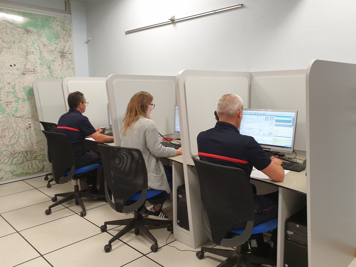 Prefet36's tweet photo. Après les #orages de #grêle de la nuit le préfet a tenu à saluer les sapeurs-pompiers de l'#Indre, très fortement mobilisés, et encore sur de nombreuses interventions ce matin. Un grand merci à eux 🙏

☎️𝐑𝐚𝐩𝐩𝐞𝐥: 𝐧'𝐚𝐩𝐩𝐞𝐥𝐞𝐳 𝐥𝐞 𝟏𝟖 𝐪𝐮'𝐞𝐧 𝐜𝐚𝐬 𝐝’𝐮𝐫𝐠𝐞𝐧𝐜𝐞 https://t.co/BsZPH96zWb