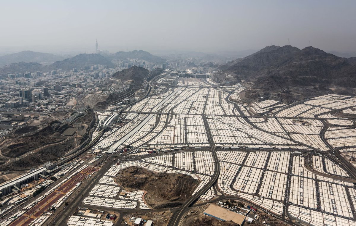 samfjf's tweet photo. The Mina Valley today, a permanent city of 160,000 tents. The Abraj Al-Bait clocktower (which stands over the Grand Mosque) is just visible in the background https://t.co/OtCVIbfFgK