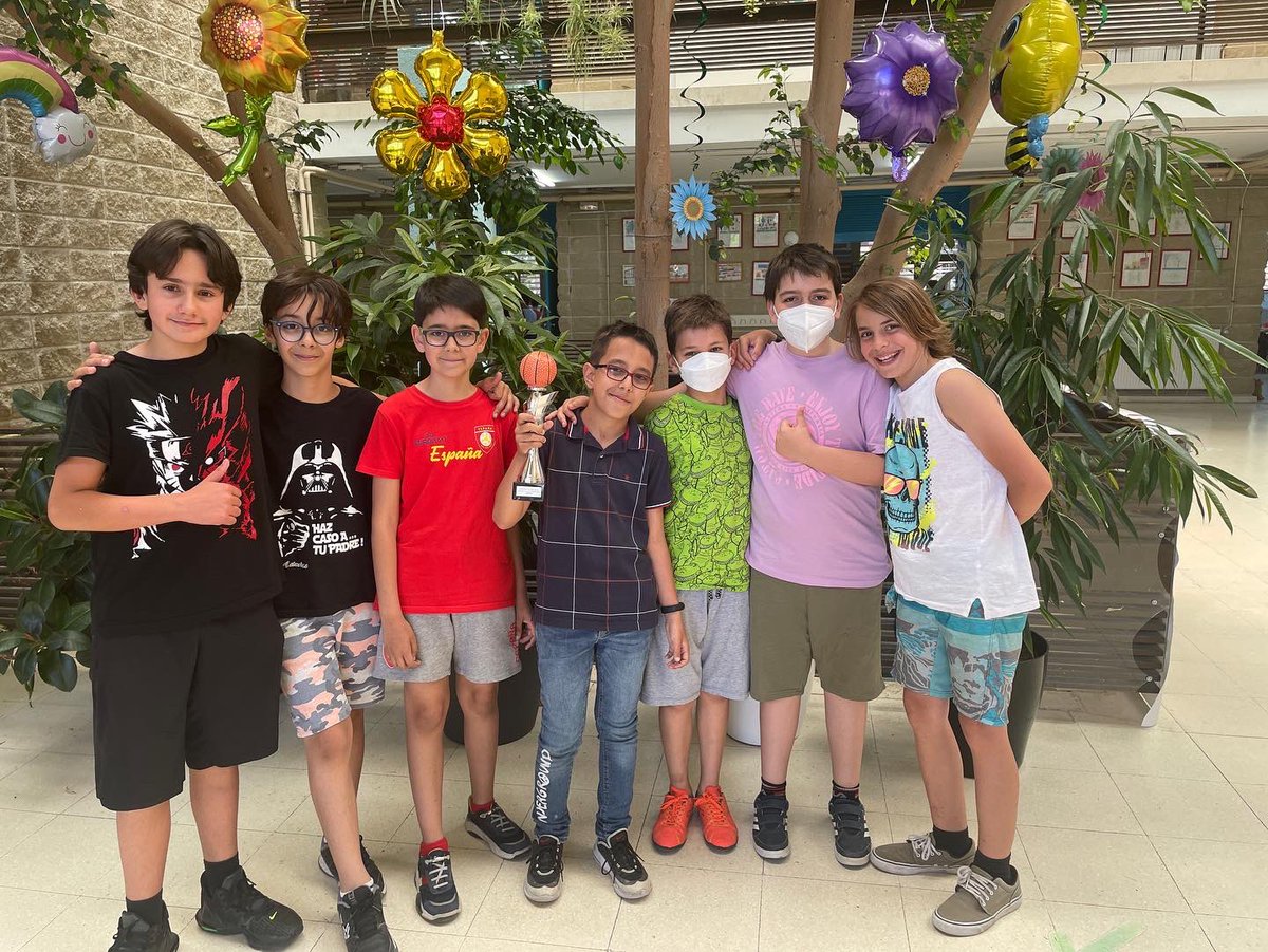 CPBTiernoGalvan's tweet photo. ¡En el colegio estamos de enhorabuena! Tenemos unos campeones del baloncesto. Los más pequeños han conseguido el tercer premio en la liga escolar de dicho deporte y los mayores han conseguido el PRIMER PREMIO. ¡Enhorabuena a todos ellos! @revista360y5tr1 @ayto3cantos @CtifNorte https://t.co/08qVsa9MIJ