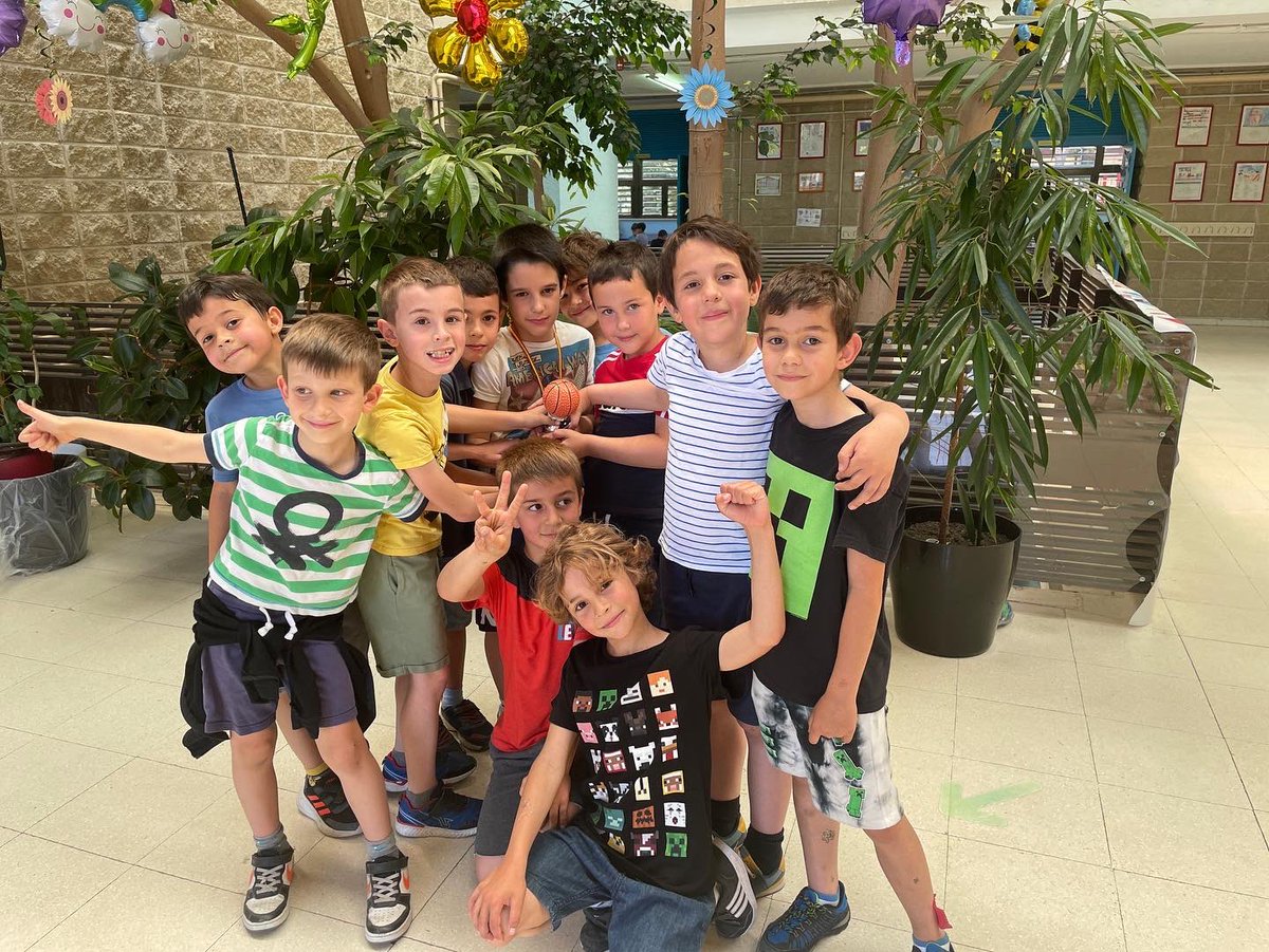 CPBTiernoGalvan's tweet photo. ¡En el colegio estamos de enhorabuena! Tenemos unos campeones del baloncesto. Los más pequeños han conseguido el tercer premio en la liga escolar de dicho deporte y los mayores han conseguido el PRIMER PREMIO. ¡Enhorabuena a todos ellos! @revista360y5tr1 @ayto3cantos @CtifNorte https://t.co/08qVsa9MIJ