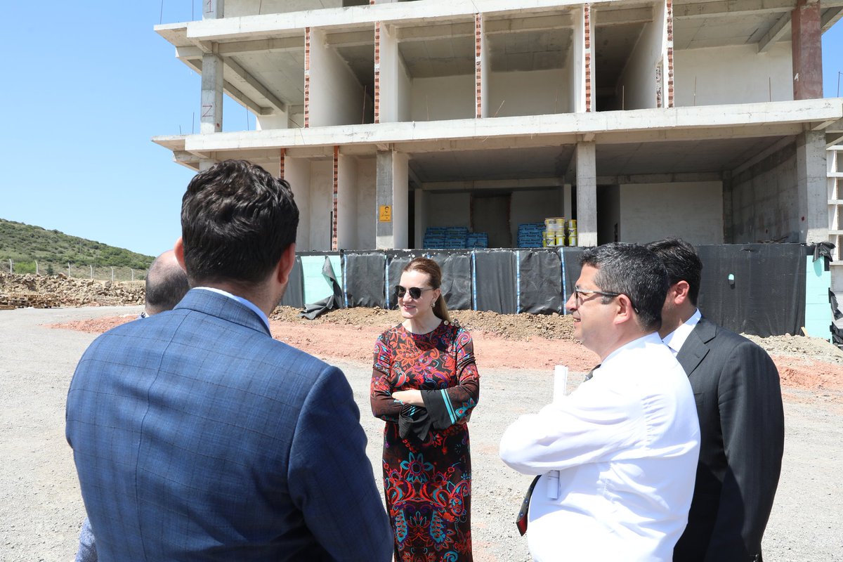 Rektörümüz <a href="/hotar_nukhet/">Prof. Dr. Nükhet Hotar</a>, Üst Yönetimimiz ve İzmir İl Sağlık Müd. Sn.Burak Öztop ile birlikte kaba inşaatı🏗️ bitmekte olan #DEU Aliağa Mesleki ve Çevresel Hastalıklar Hastanemizdeki son durumu inceledi; hastaneyi en kısa sürede bitirmek için çalışmalarının sürdüğünü belirtti.