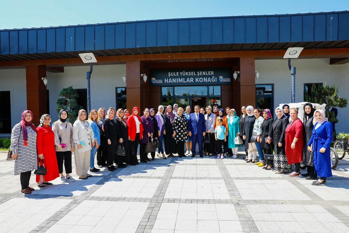 Üreten kadınları destekliyor, ekonomilerine katkı sunuyoruz.

Bu kapsamda Esenler’de hayata geçirdiğimiz <a href="/NarProjesi/">Nar Kadın Girişimi Üretim ve İşletme Kooperatifi</a>’ndeki çalışmalarımızı AK Parti İstanbul Ekonomi Birim Başkanımız <a href="/manolyademroren/">Manolya Demirören</a> ve 39 ilçemizin birim başkanlarıyla bir araya gelerek tanıttık.