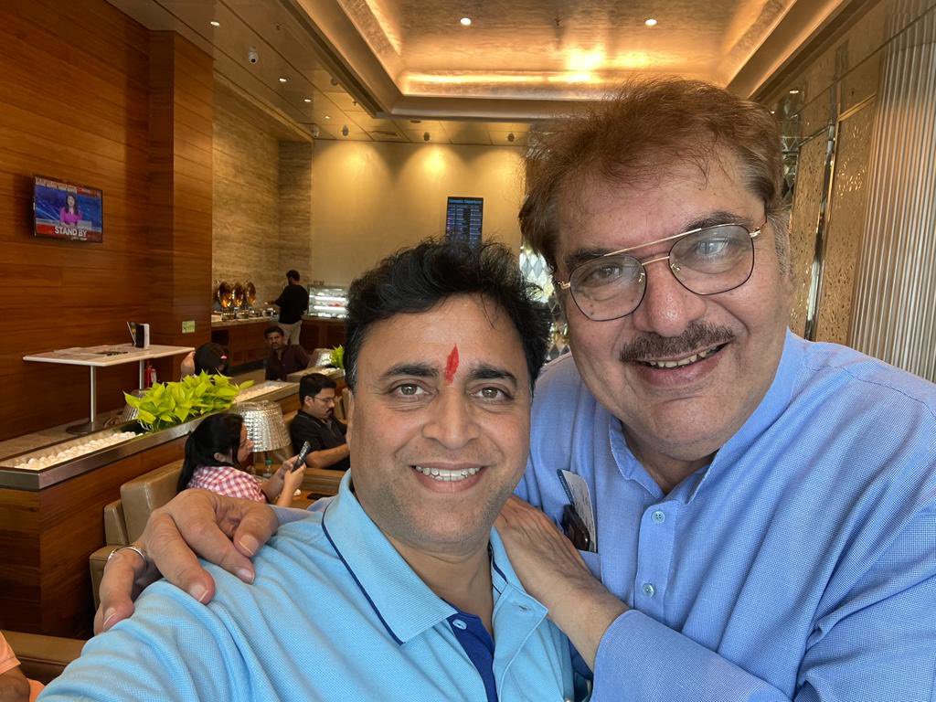 Sunil_Deodhar's tweet image. आज फ़िल्मी दुनिया के दिग्गज रज़ा मुराद जी से मुलाकात हुई।

1960 के दशक से फ़िल्मों में काम कर रहे रज़ा मुराद साहब ने 500 से ज्यादा फ़िल्मों में काम किया है।

हम दोनों में एक चीज समान है कि हम दोनों ही स्वरकोकिला #LataDidi और महान निर्देशक हृषिकेश मुखर्जी के बड़े प्रशंसक हैं।