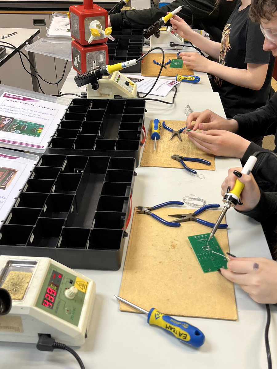 northfieldaca's tweet photo. Delighted to have @accessrgu @RGUEngineering in school today working with our S1 Northern Lights groups. #Aspiretobeoutstanding #lightupthenorth https://t.co/EEY1F2iLOs