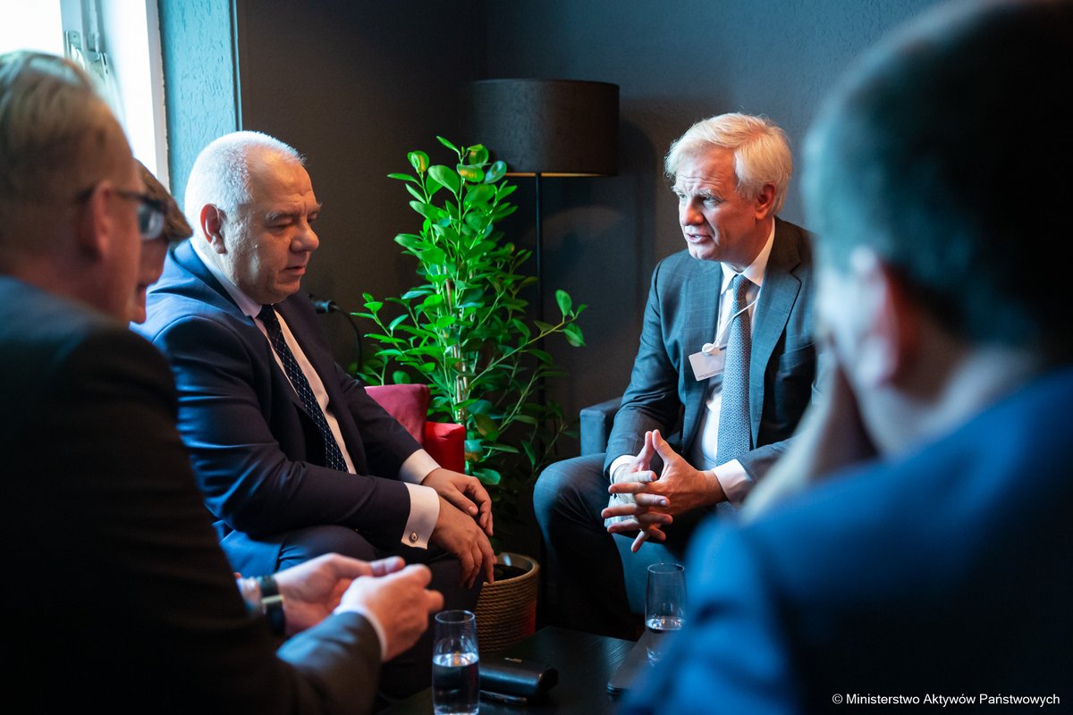 Ministerstwo Aktywów Państwowych 🇵🇱 (@mapgovpl) on Twitter photo #Davos2022 🇵🇱🇨🇭
Wicepremier <a href="/SasinJacek/">Jacek Sasin</a> spotkał się z przedstawicielem #CitiBank. Rozmawiano m.in. o inwestycjach w ramach transformacji energetycznej. #Davos2022 🇵🇱🇨🇭
Wicepremier <a href="/SasinJacek/">Jacek Sasin</a> spotkał się z przedstawicielem #CitiBank. Rozmawiano m.in. o inwestycjach w ramach transformacji energetycznej.