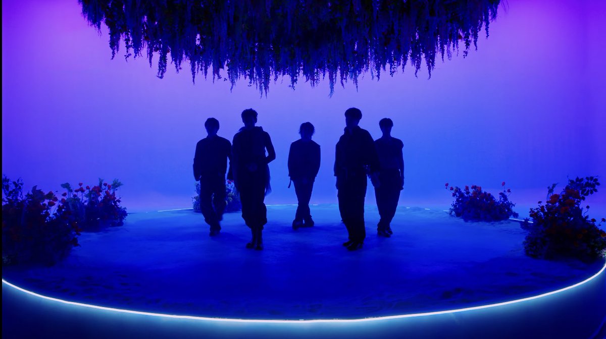 bleuxroi's tweet photo. Je vais pleurer LE MV EST MAGNIFIQUE !!!! 

#GOT7 #GOT7COMEBACK #NANANA_MV 
#MARK #JINYOUNG #JAYB #JACKSON #bambam #YOUNGJAE #YUGYEOM https://t.co/b0MmDEieiR