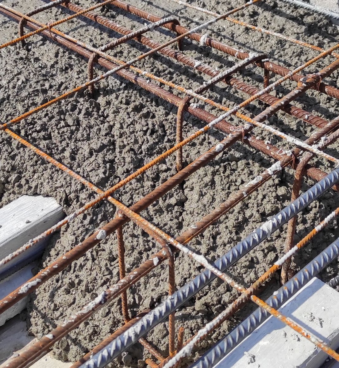 BCNstructures's tweet photo. Visita d'obra durant el formigonat de l'estructura d'un habitatge unifamiliar aïllat amb grans voladissos a Palau-solità i Plegamans. Avui juguem a casa ;o))
#BCNstructures #BCNeng https://t.co/g0u2bVDCAf