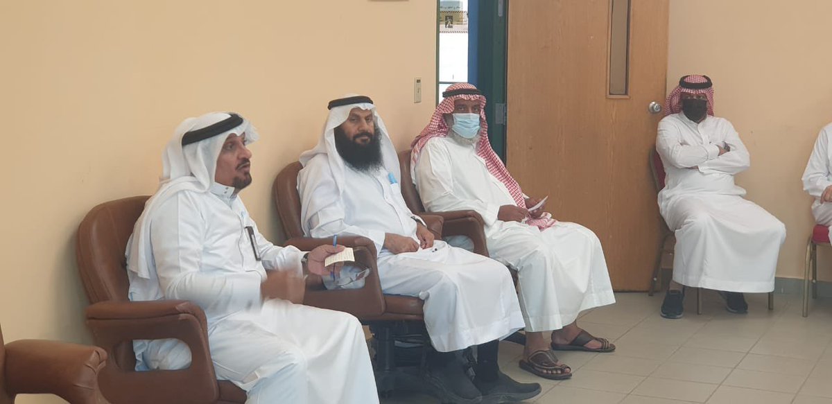 farahidi_school's tweet photo. قام مدير المدرسة اليوم بعقد إجتماع بالكادر التعليمي لمناقشة الاستعدادات والتجهيزات الخاصة بالاعتماد الأكاديمي

#تعليم_الهيئة_الملكية_بينبع
#مدرسة_الفراهيدي_الابتدائية https://t.co/J3L336UzN3