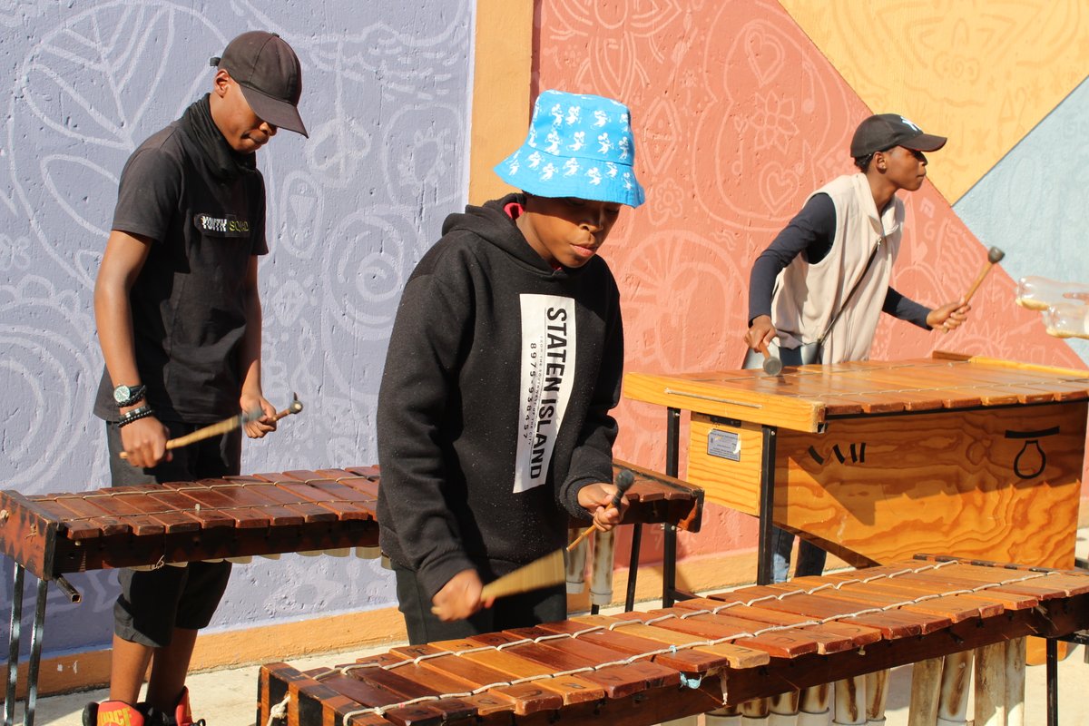 MICentre4Music's tweet photo. Ugubhu nezinsimbi zomculo wesintu!
Delivered in partnership with Izilimi Zase Afrika, the program preserves indigenous sounds, songs and stories through teaching them to young children at the centre and outside community, where traditional stories are told and new ones are born. https://t.co/hUSEtHAFjB