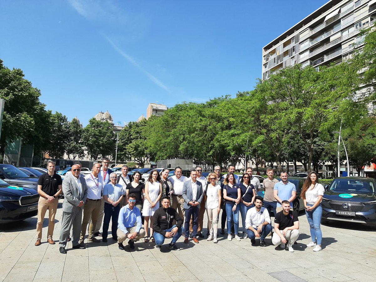 reus_cat's tweet photo. Rècord d’expositors en la VI edició de la mostra del vehicle híbrid i elèctric @VelectricReus 

💡🔌 Vine el 27 i el 28 a la plaça Llibertat per conèixer les novetats en mobilitat sostenible

Ja pots demanar el teu test drive ➡️https://t.co/yPjniohYgL

ℹ️ https://t.co/Qxph5EMYhn https://t.co/iXuqbr47T9