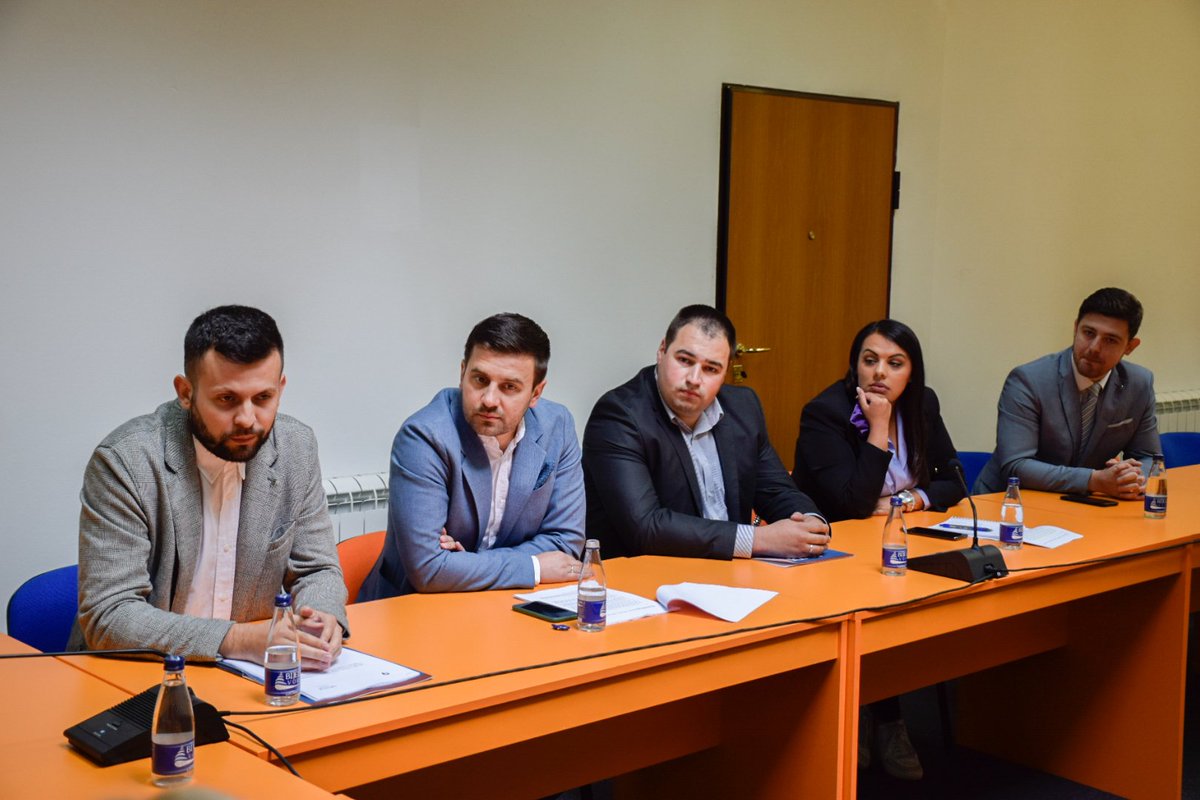 DF_BiH's tweet photo. Rukovodstvo Demokratske fronte održalo je sastanak sa članicama i članovima @9Grupa.
➡️ https://t.co/NlHet09qlN https://t.co/DQ7Jov0mTZ